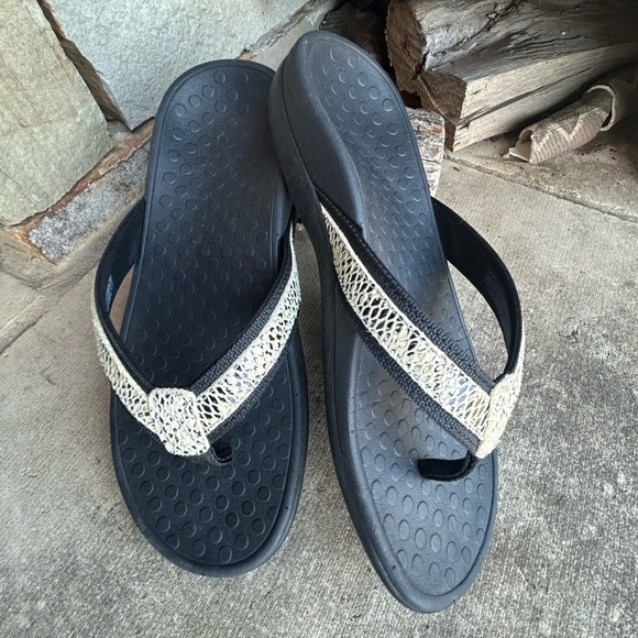 Vionic Shoes - Vionic black snake tide toe post orthotic thong sandals Sz-5.  M